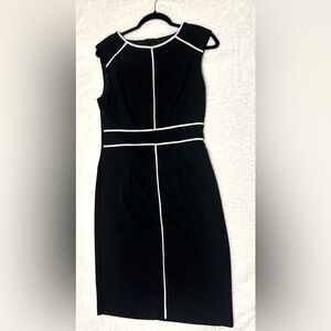Sleeveless dress with white piping